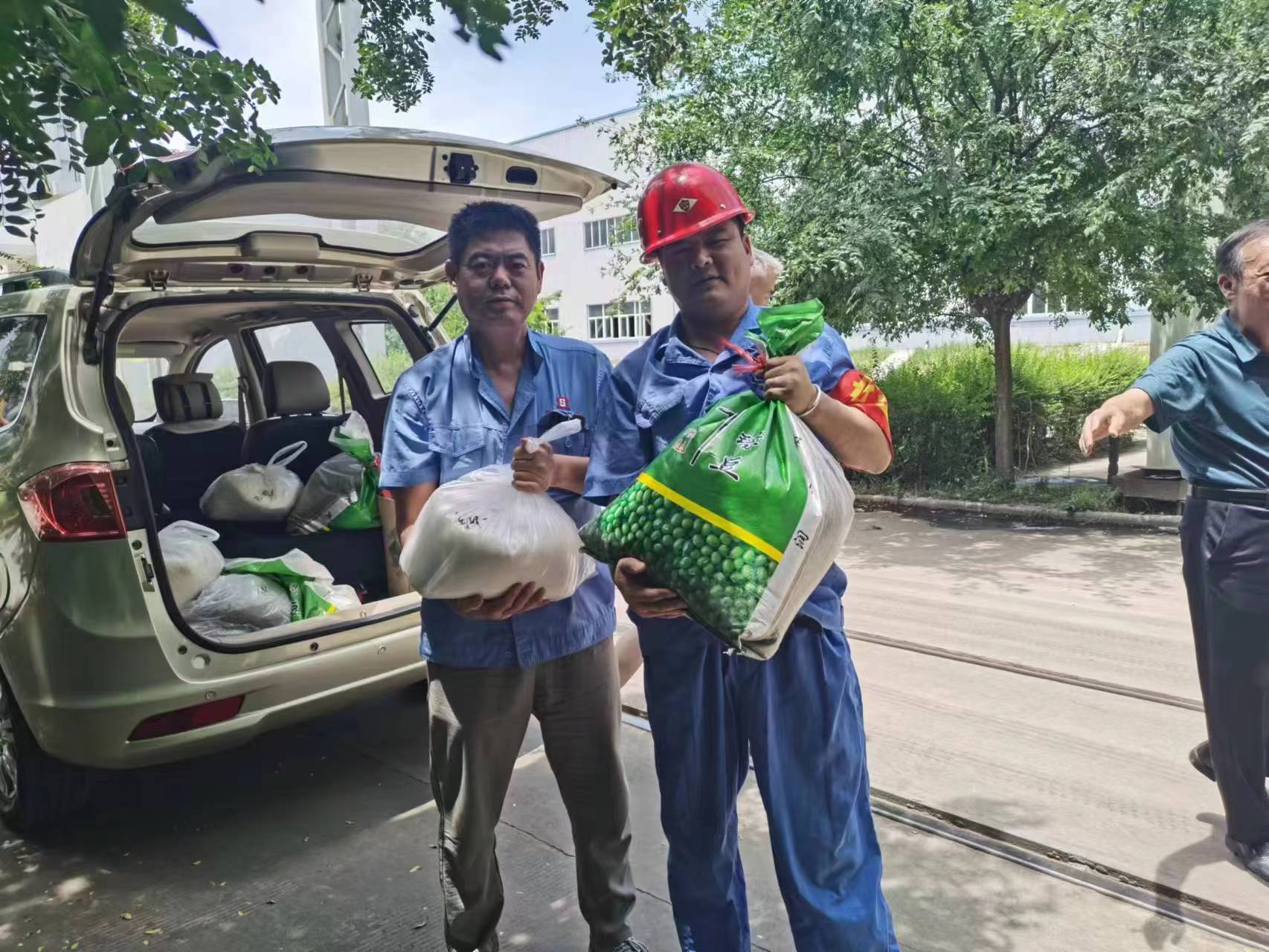 給一線生產(chǎn)車(chē)間和工地職工購(gòu)買(mǎi)了一批白糖、綠豆等防暑降溫品送到了車(chē)間工地